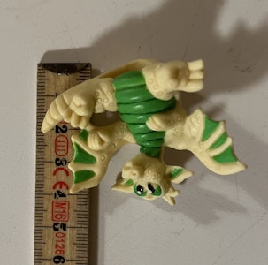 Dragefigur i plast