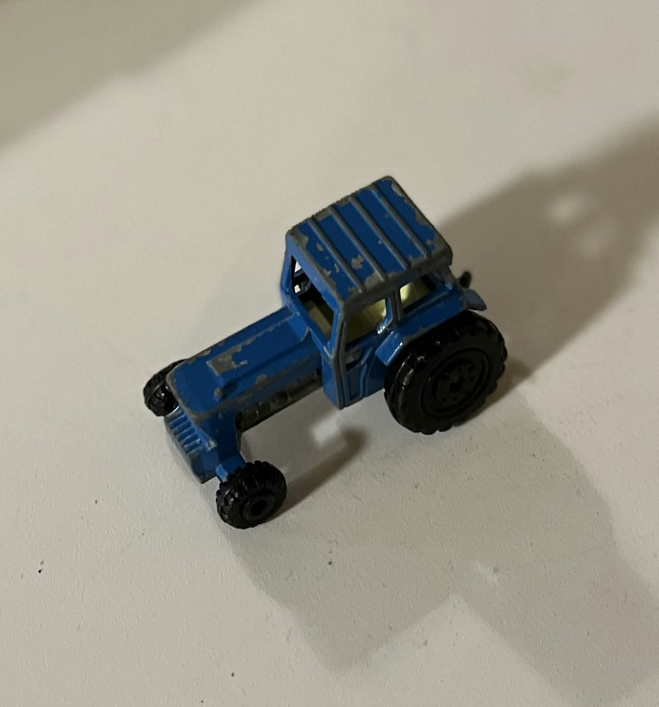 Vintage traktor i metal