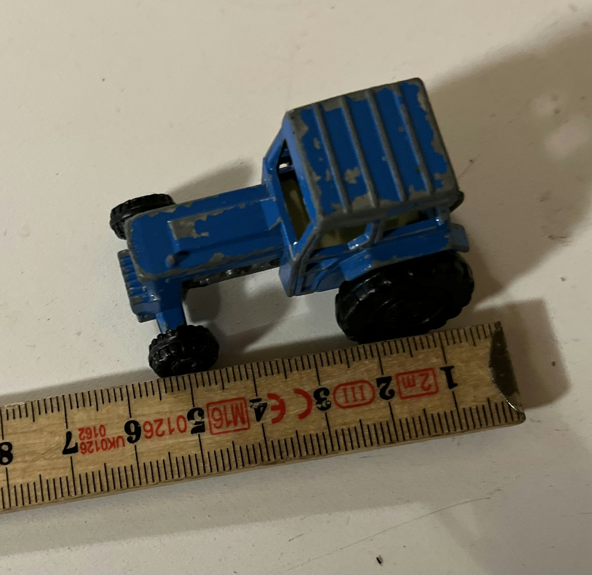 Vintage traktor i metal