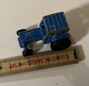Vintage traktor i metal