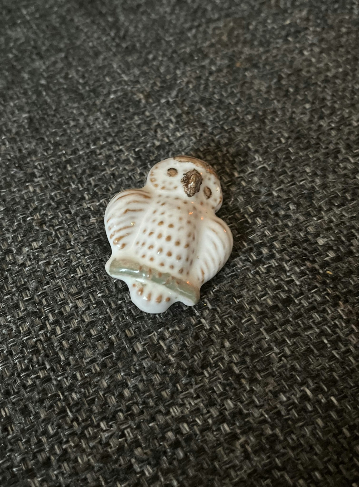 Broche i keramik - ugle