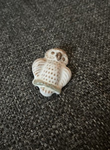 Broche i keramik - ugle