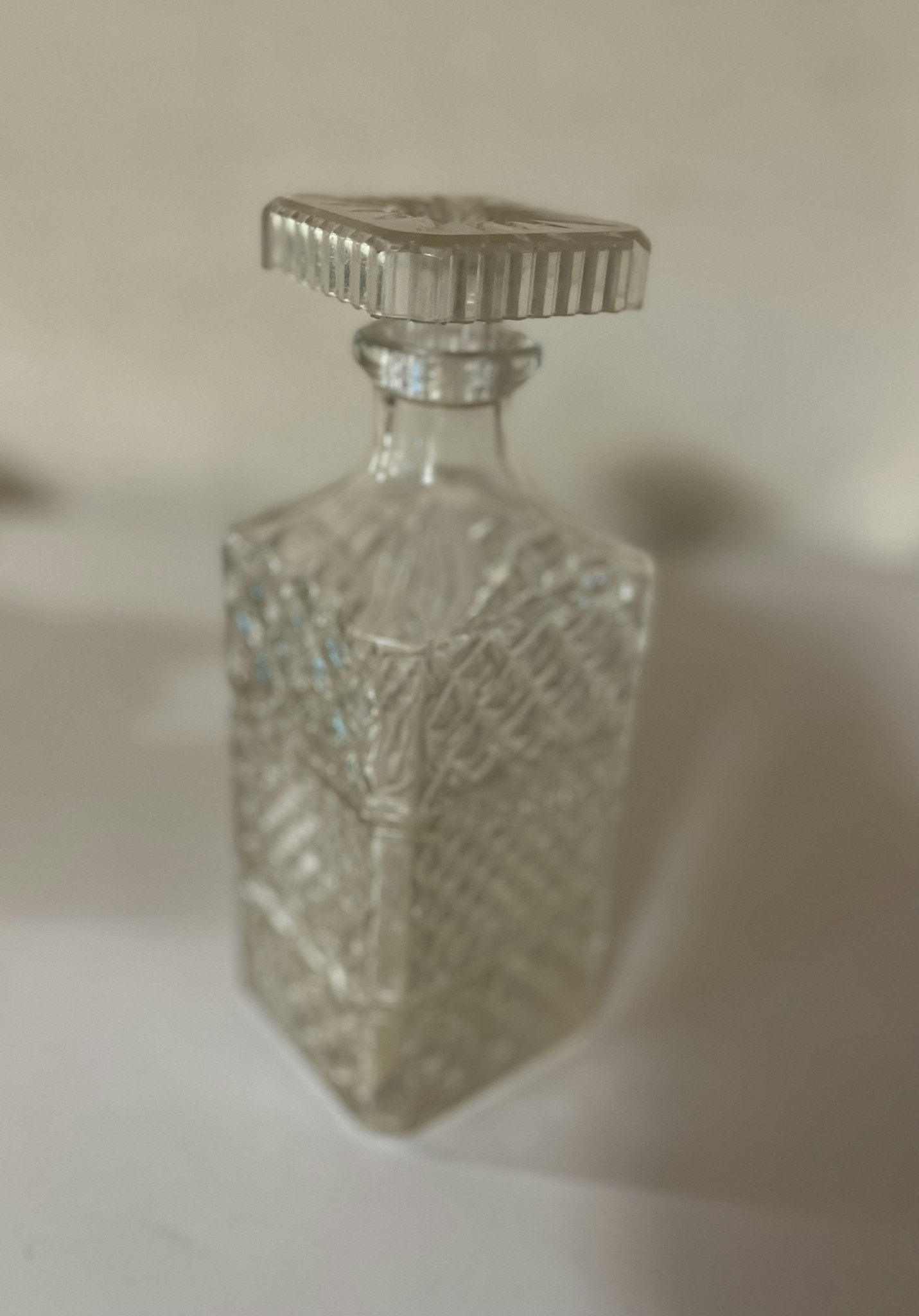 Glas karaffel med plast låg