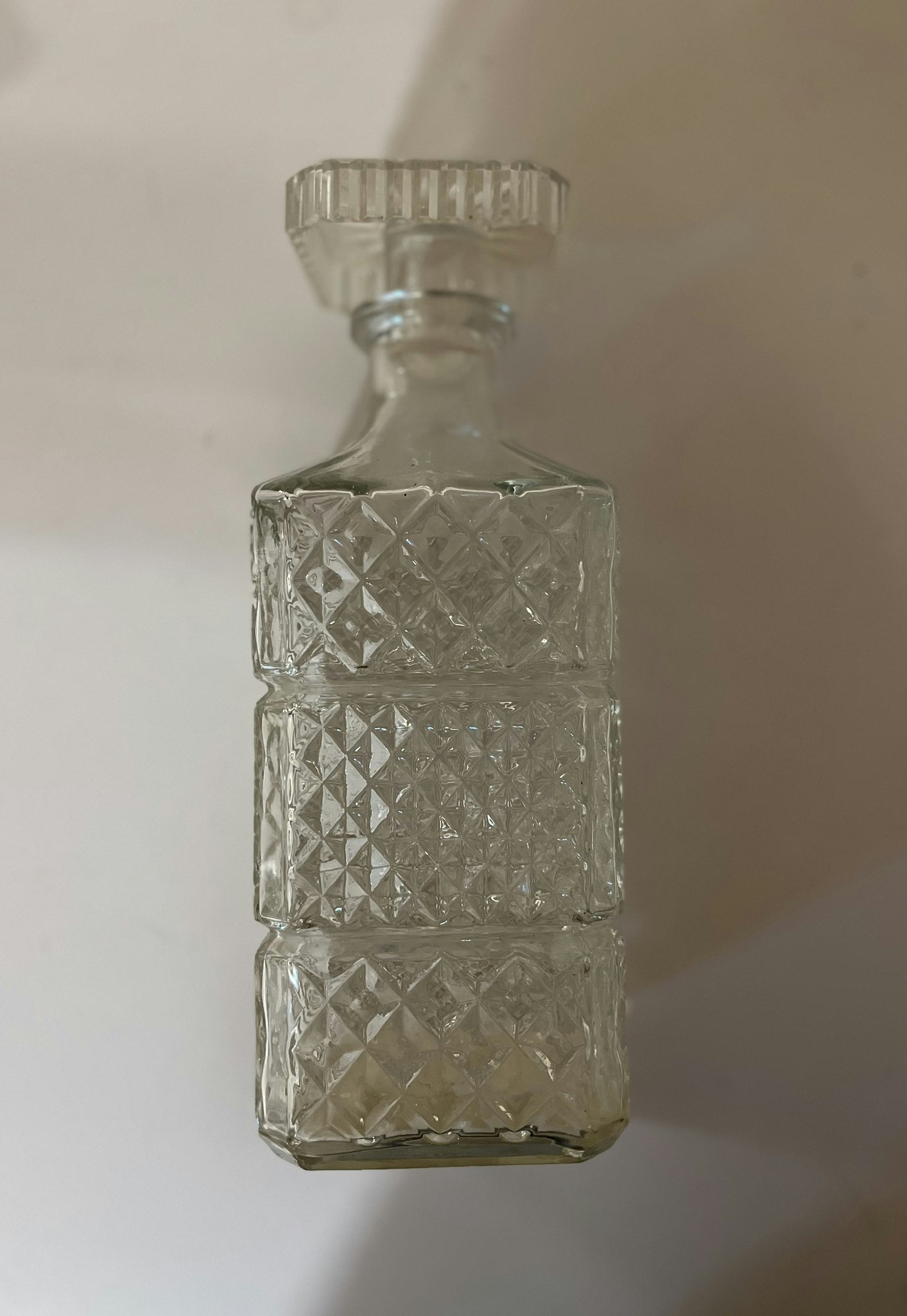 Glas karaffel med plast låg