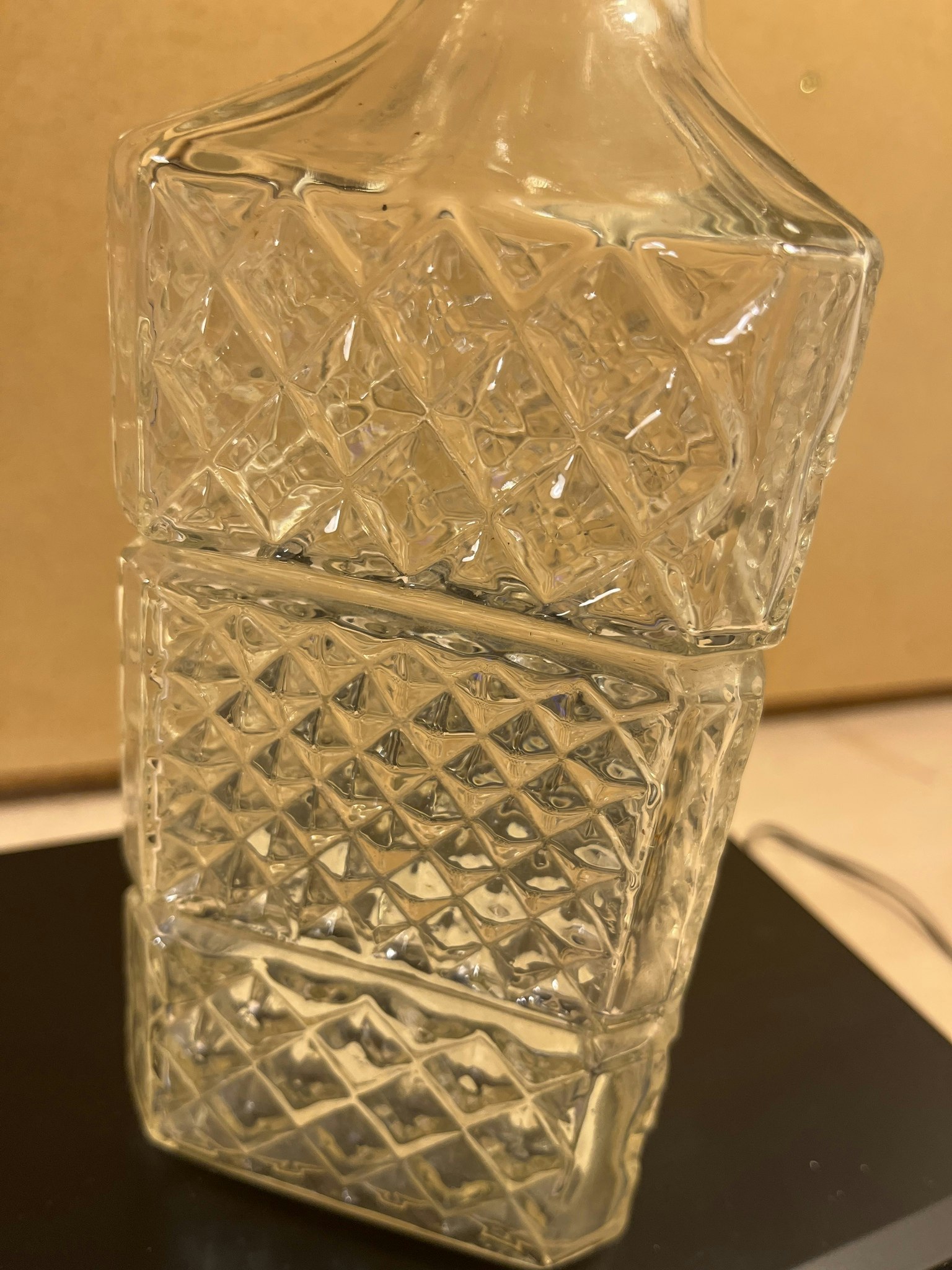 Glas karaffel med plast låg