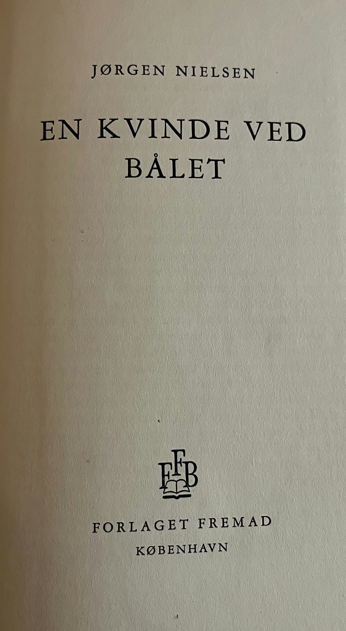 Bog - En kvinde ved bålet