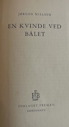 Bog - En kvinde ved bålet