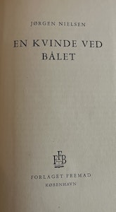 Bog - En kvinde ved bålet