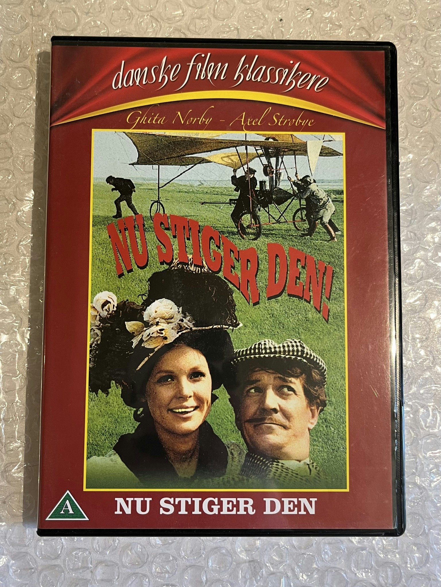 Nu Stiger Den