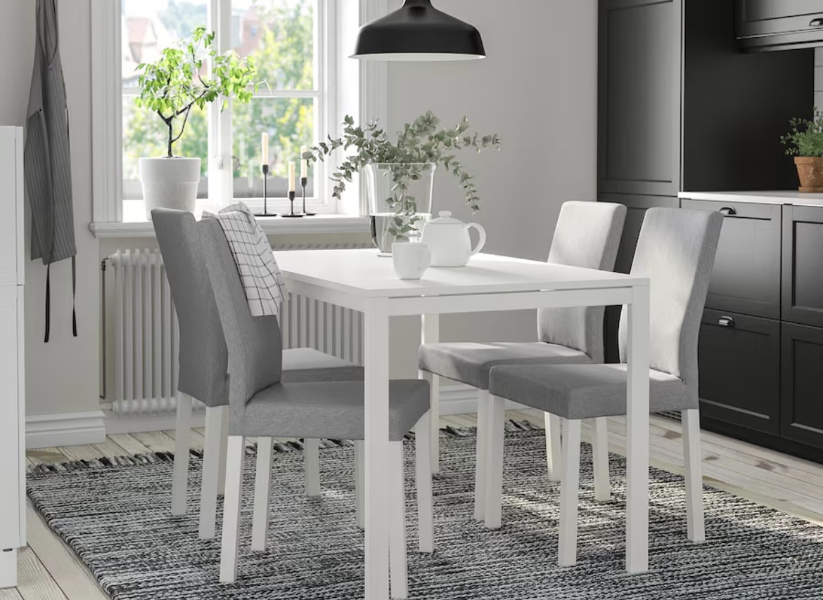 Ikea spisebord med 4 stole