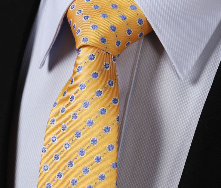 Mönstrad slips med näsduk
