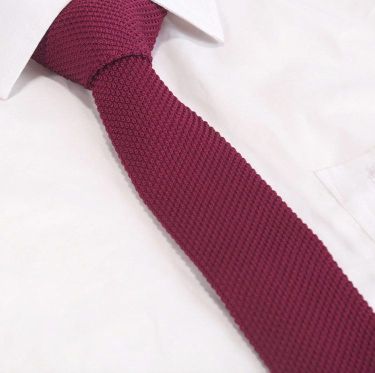 Stickad vinröd slips