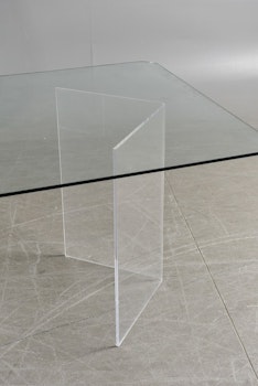 Bord, specialdesignat med glasskiva & underrede i plexi