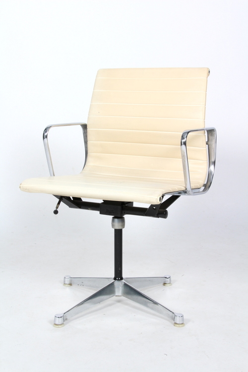 Grupp, Herman Miller/Vitra, EA-108 & Segmented Table - Charles & Ray Eames