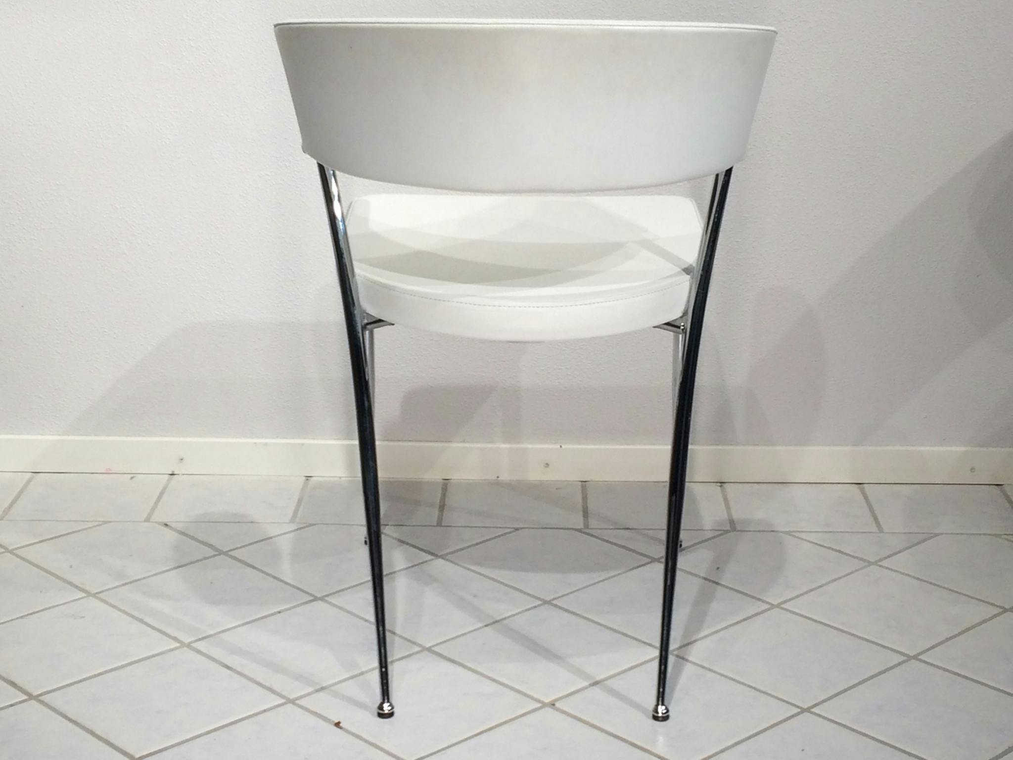 Stolar i vitt skinn med stålben - DesignFurniture.se - Begagnade  designmöbler