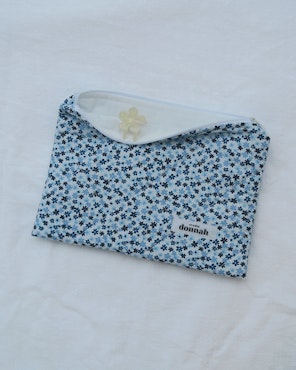Blue daisy - flat pouch