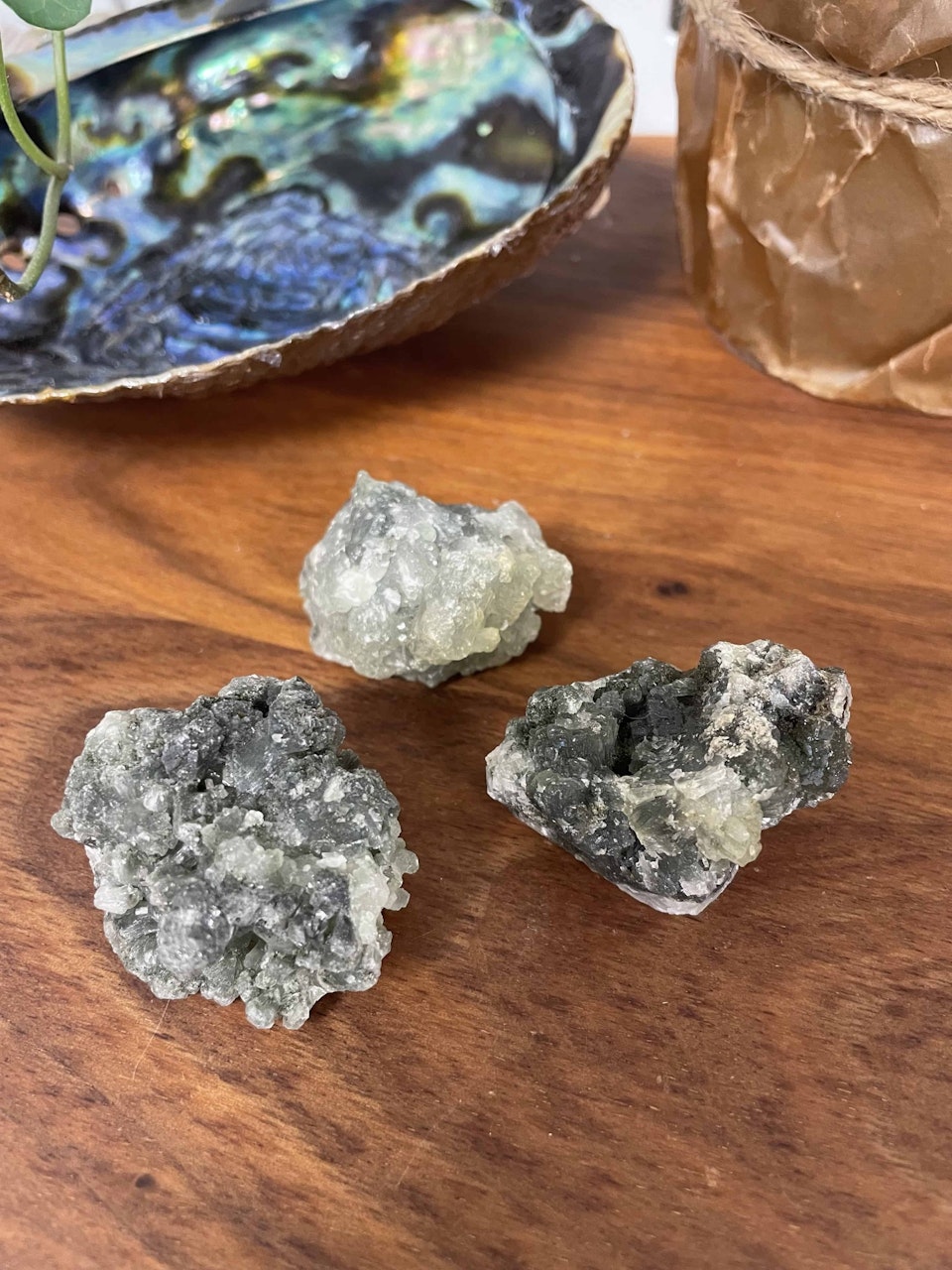 Prehnit rå sten 30-40 gram