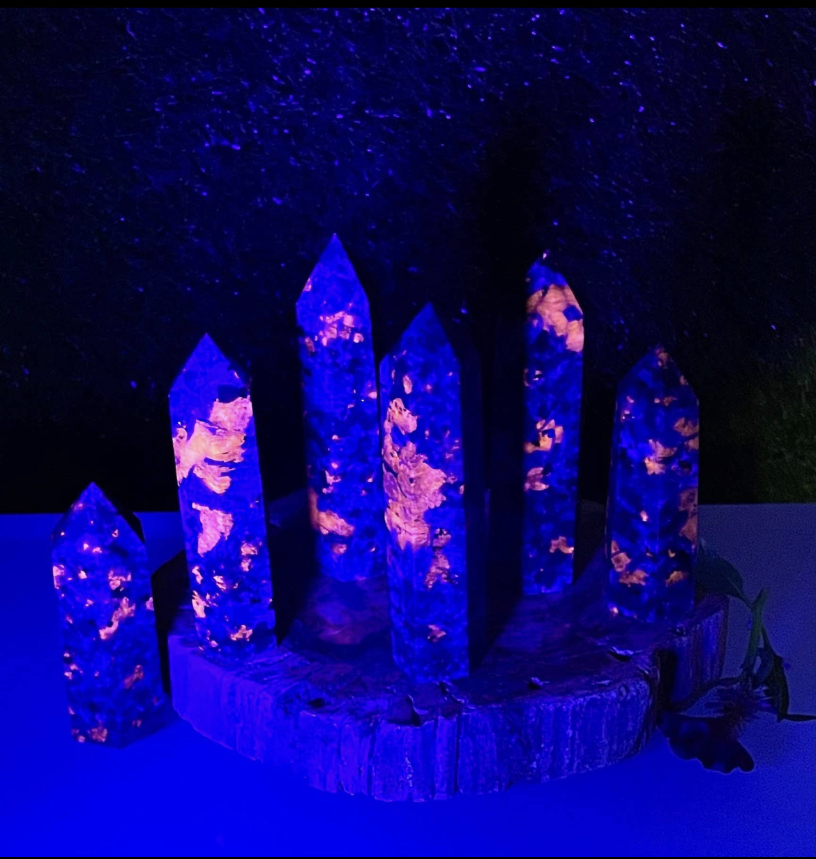 Kristalltorn Emberlit/Yooperlite 7cm hög