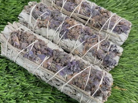 Rökelsebunt lavendel och vit salvia