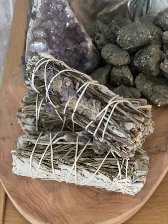 Rökelsebunt lavendel och vit salvia