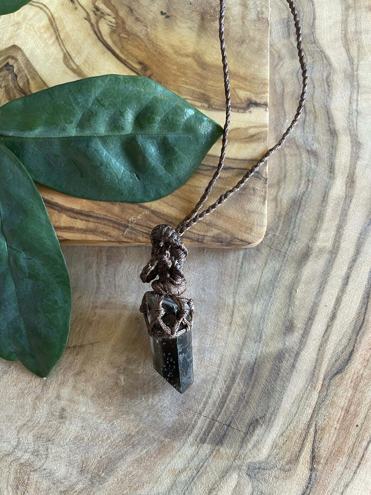 Makramé halsband med rökkvartsspets (Jordhealing, frid)