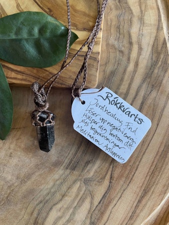 Makramé halsband med rökkvartsspets (Jordhealing, frid)
