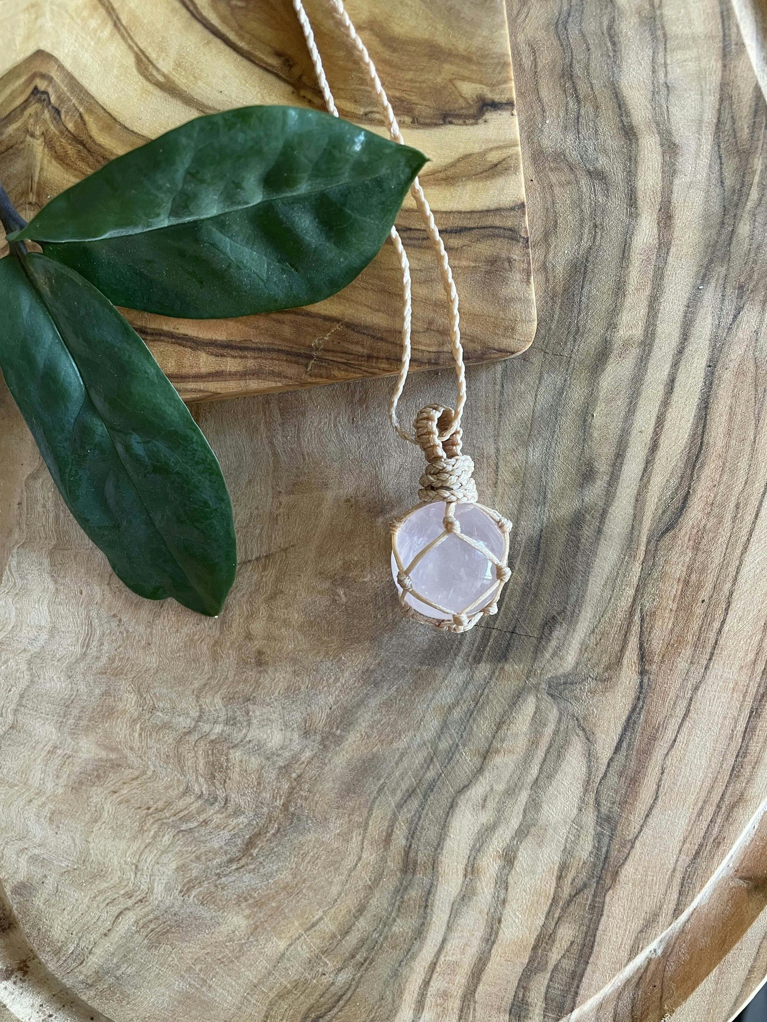 Makramé halsband med Rosenkvarts kula ~ Kärlek & tillit