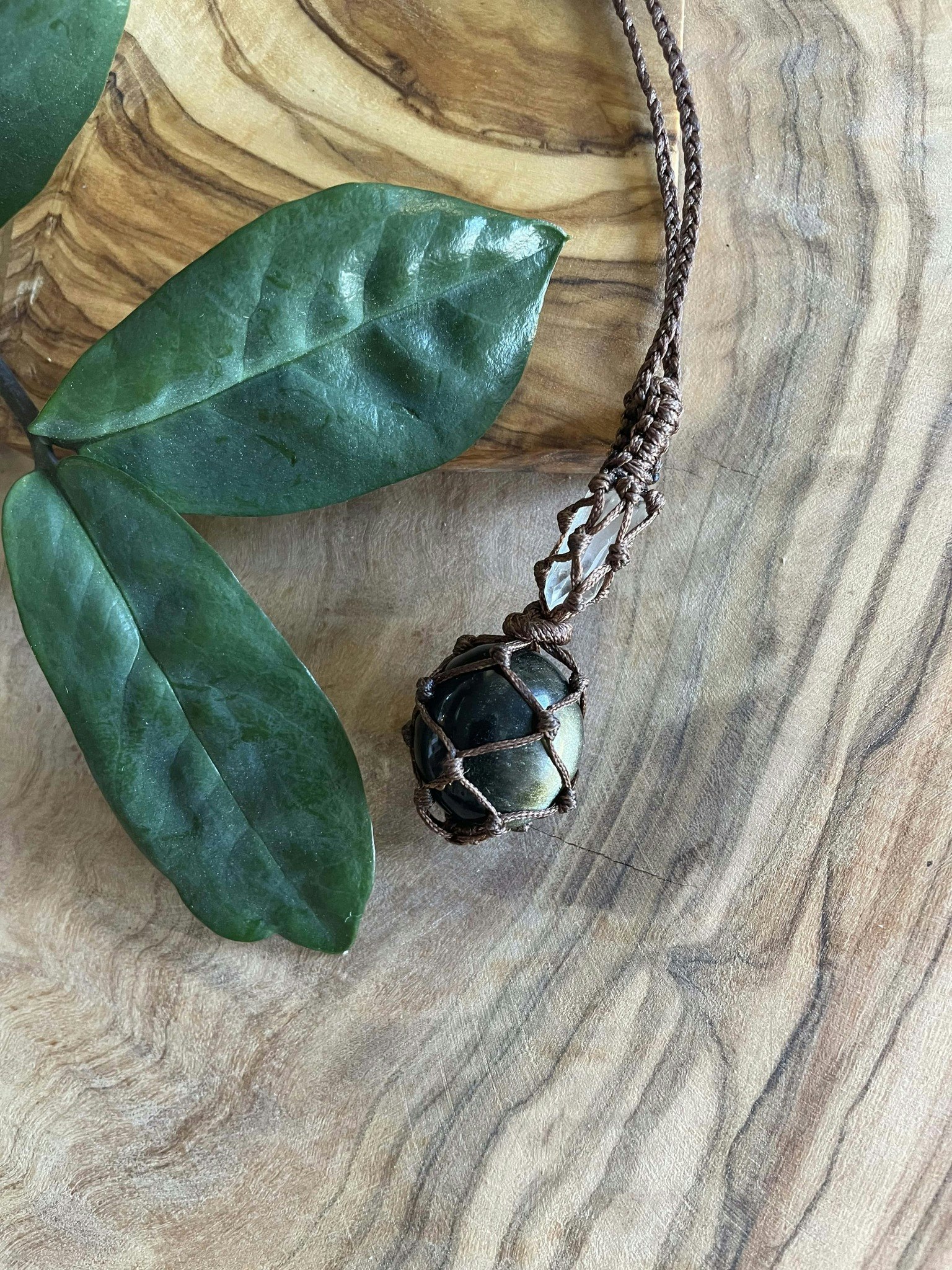 Makramé halsband med guld obsidian och Bergkristall