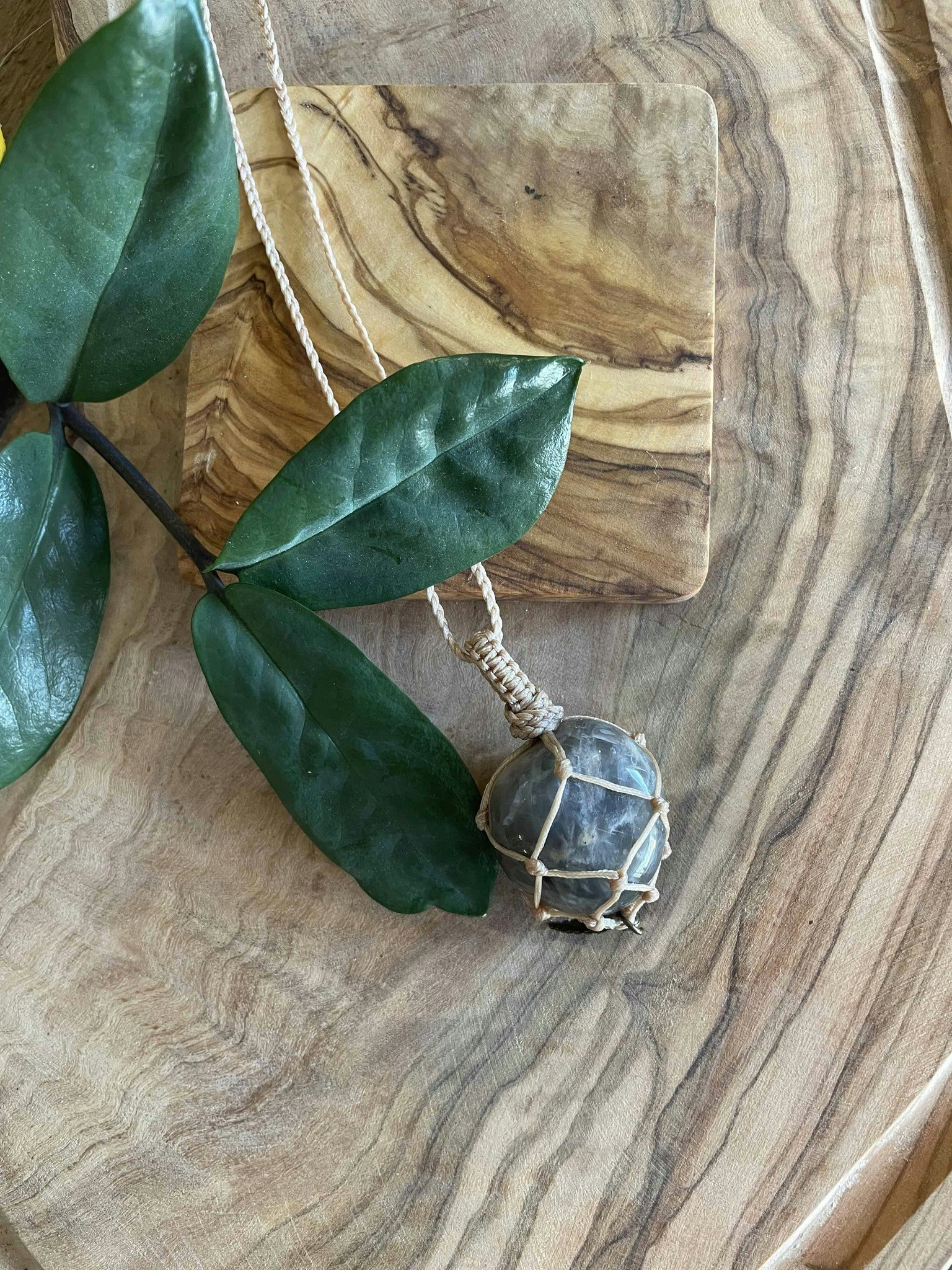 Makramé halsband med Svart månsten ~ Ljusarbete & högre energier