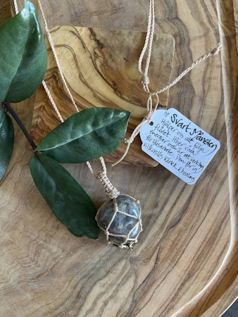 Makramé halsband med Svart månsten ~ Ljusarbete & högre energier