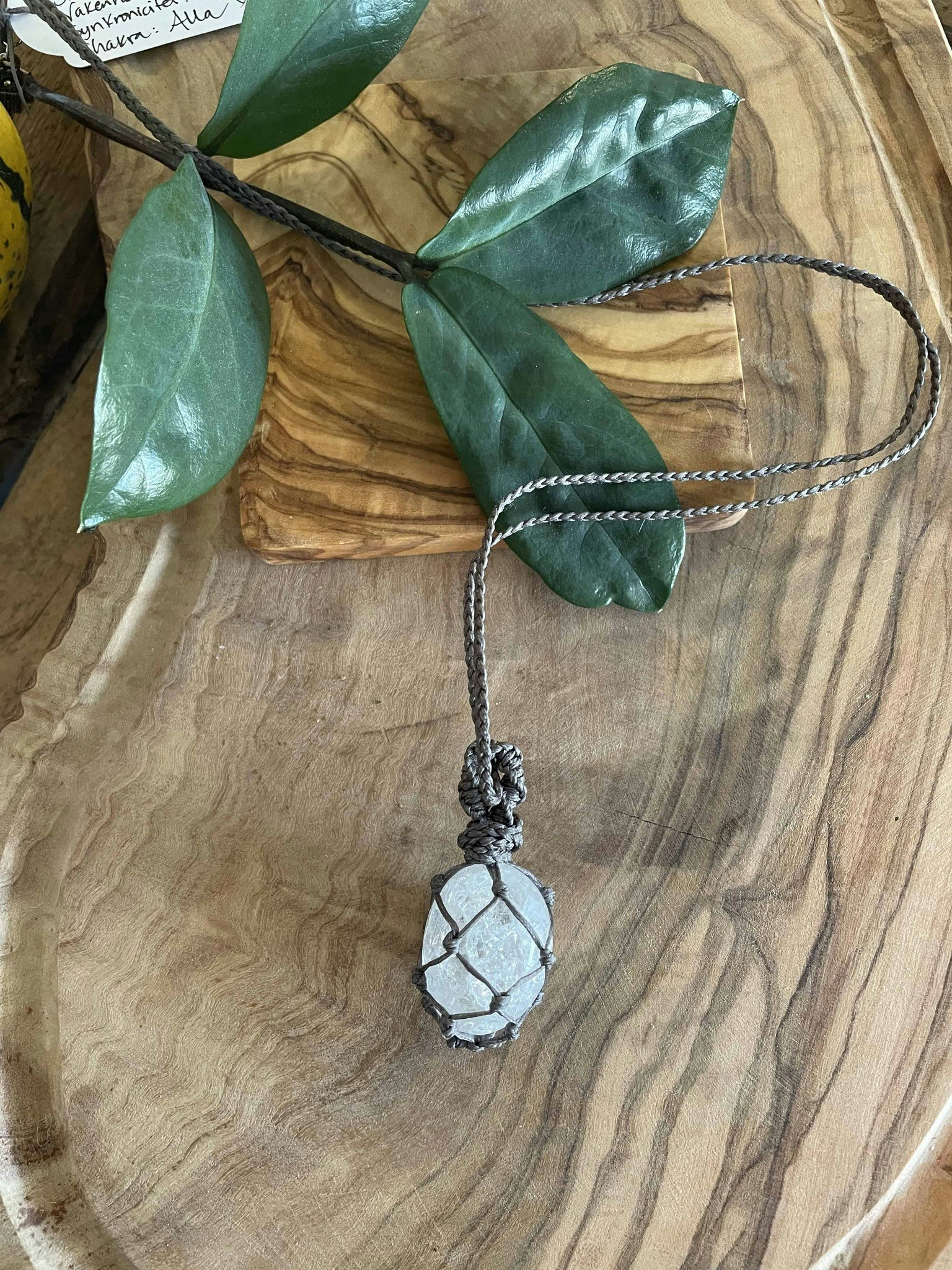 Handgjort Makramé halsband med krackelerad Bergkristall ~ Samklang. Balans. Medvetenhet.