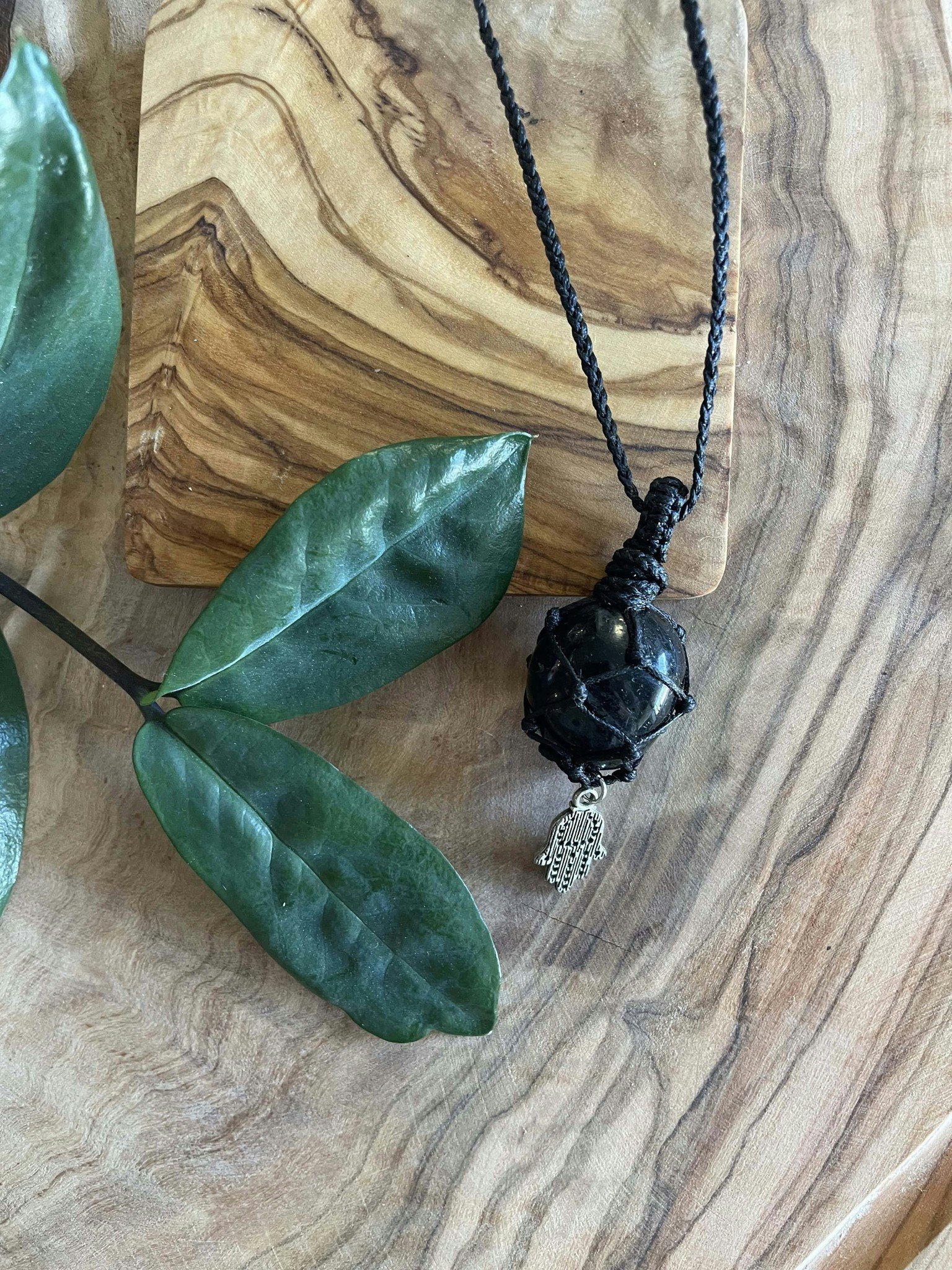 Makramé halsband med Svart Turmalin och hamsa hand ( Beskydd, Grundande )