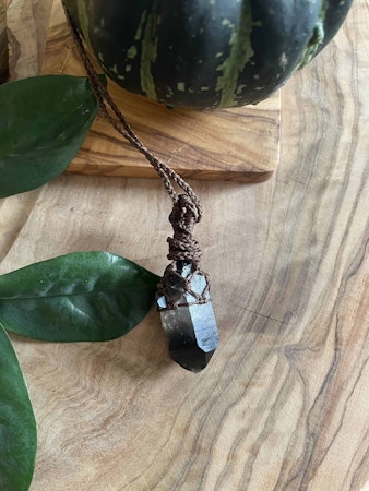Makramé halsband med stor rökkvartsspets ( Jordhealing / frid )