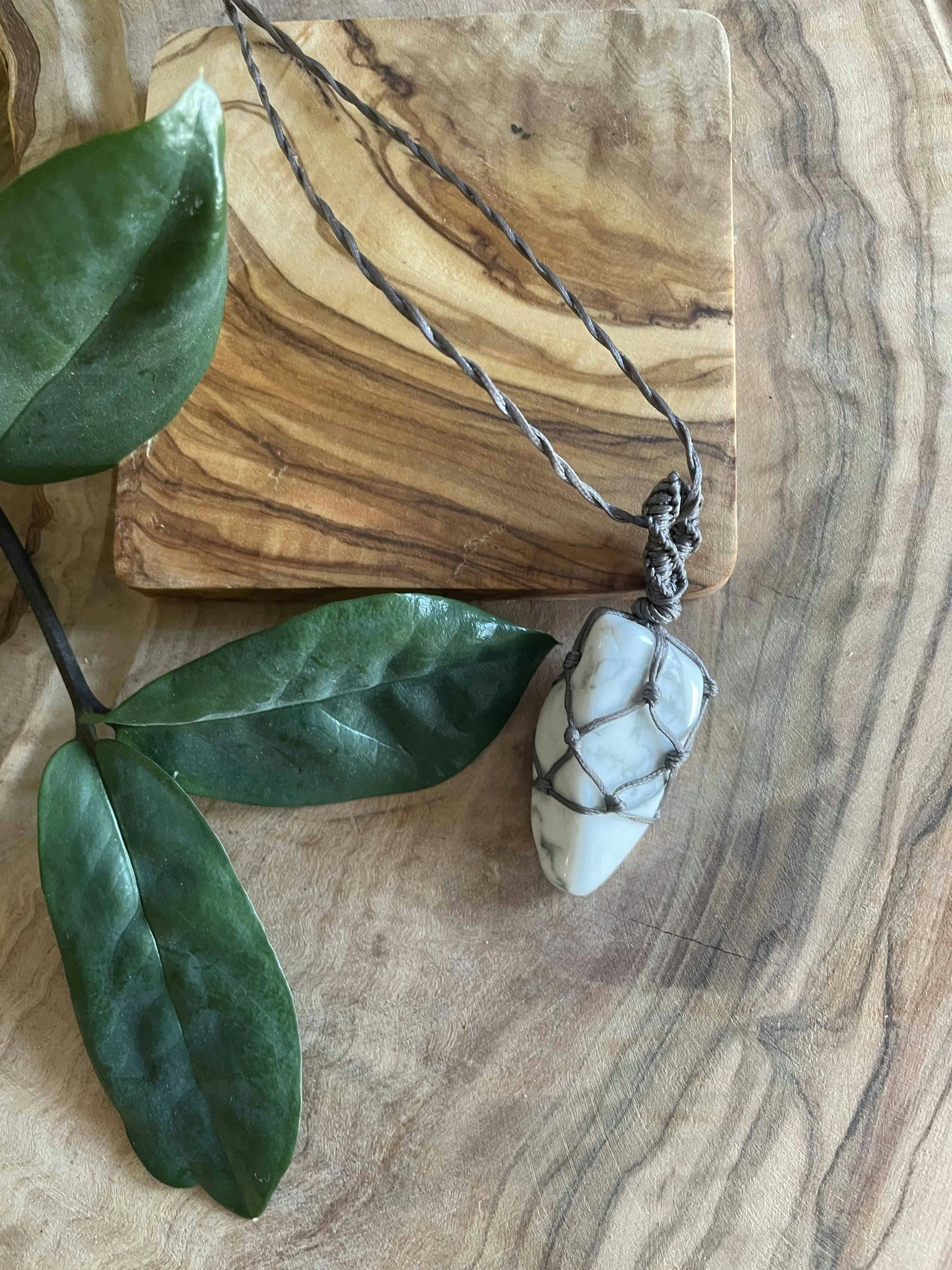 Makramé halsband med Howlit ( Tålamod / minska ångest )