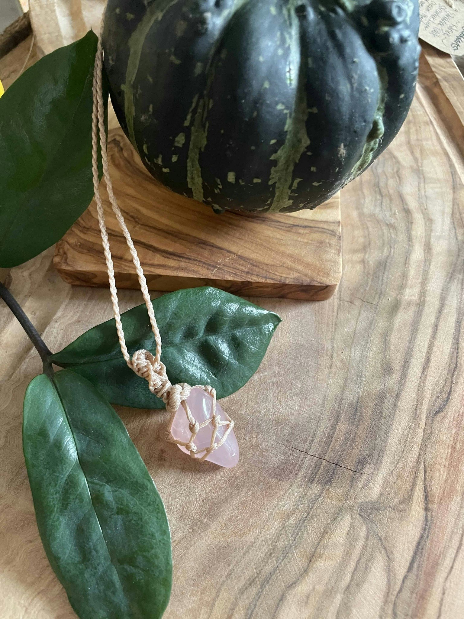 Makramé halsband med rosenkvarts ( Självkärlek/lugn )