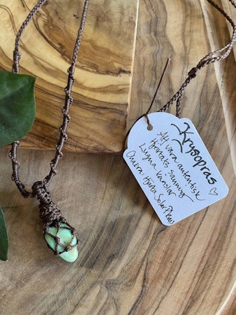 Makramé halsband med Krysopras ( autentisk / lugnar känslor )