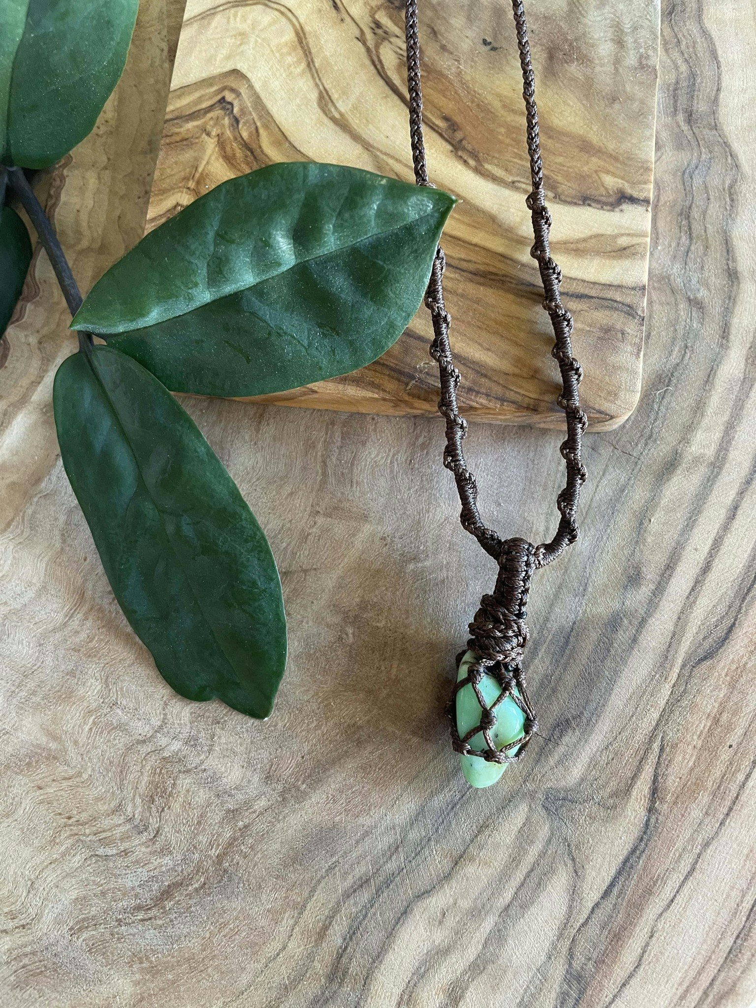 Makramé halsband med Krysopras ( autentisk / lugnar känslor )