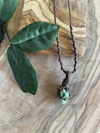 Makramé halsband med Krysopras ( autentisk / lugnar känslor )