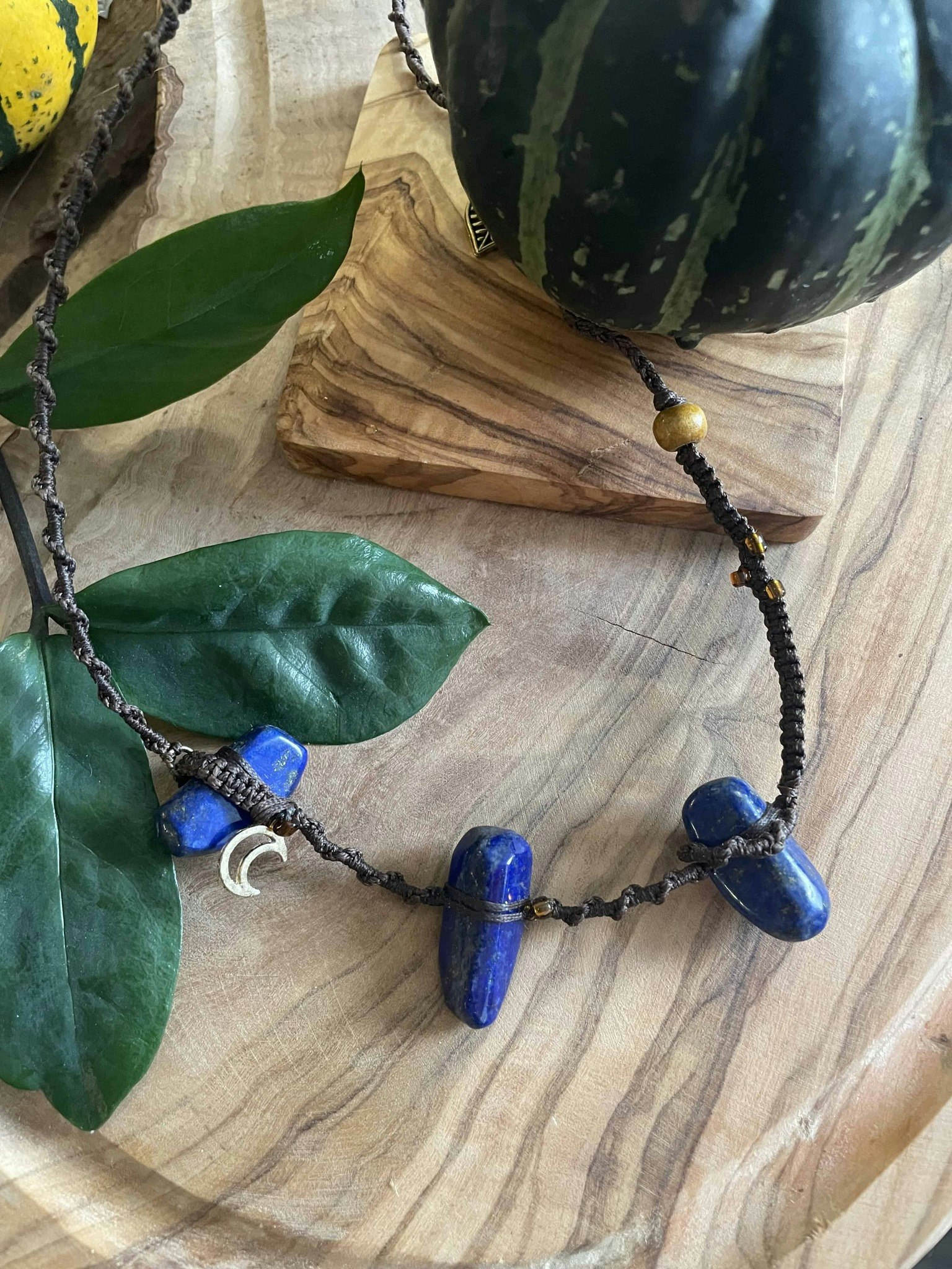 Makramé halsband med Lapis lazuli ( Healing / mental styrka )
