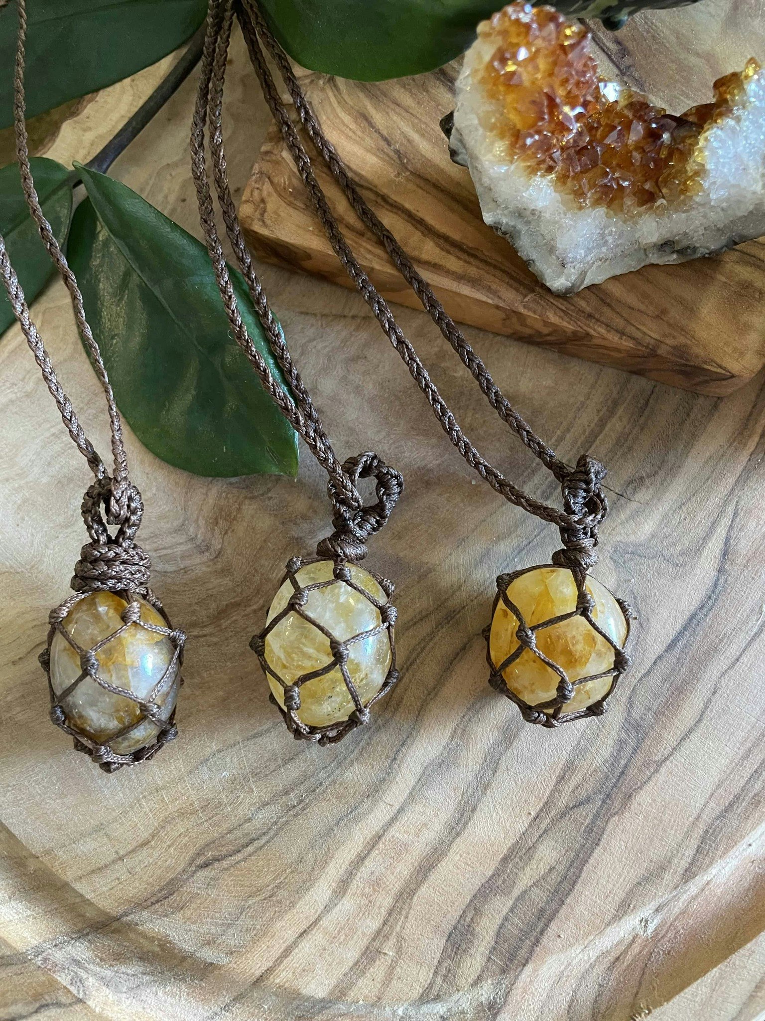 Makramé halsband Golden Healer ~ Universums helare. Värme & Ljus