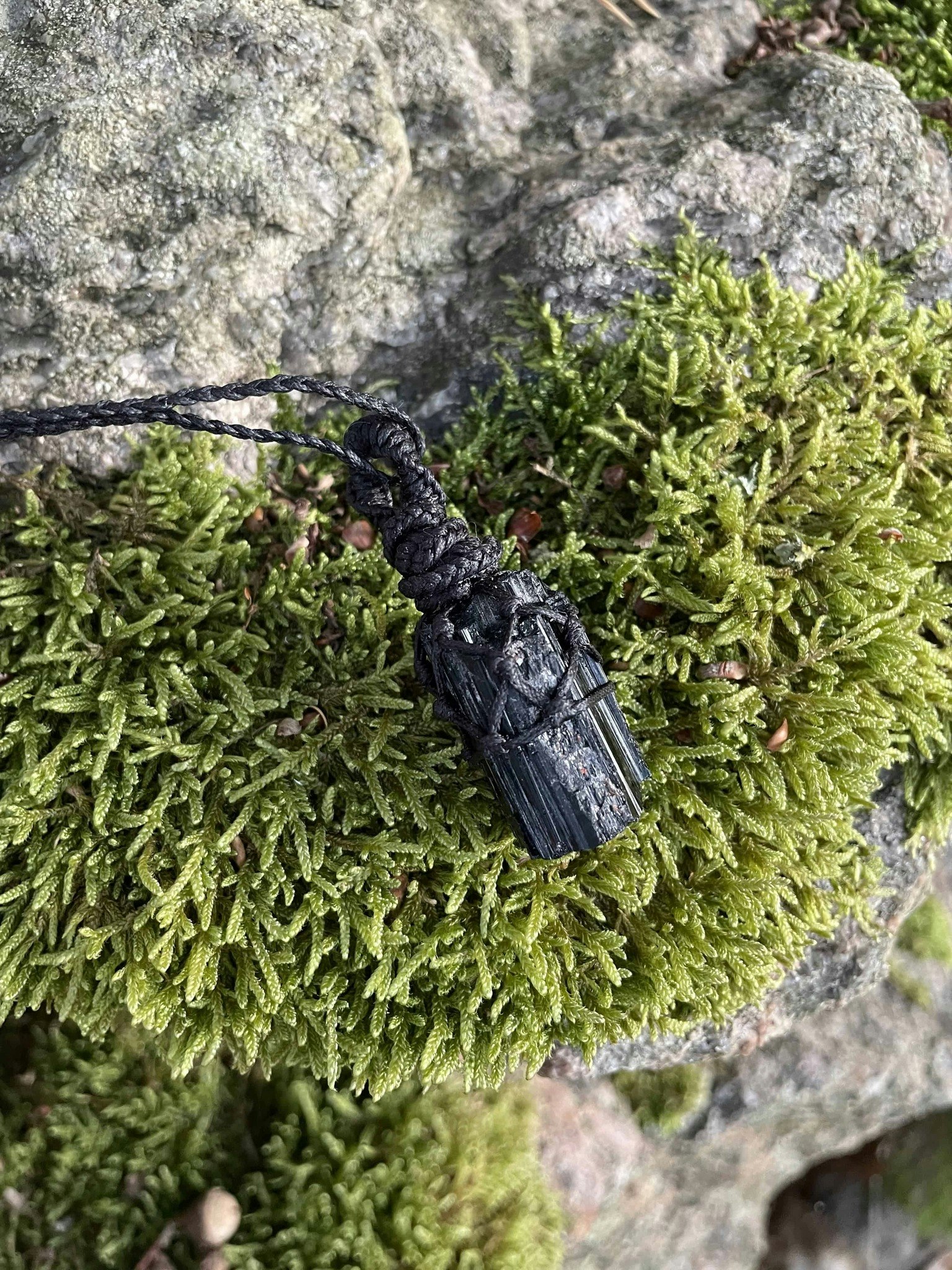 Makramé halsband svart turmalin ( Beskydd / omvandlar låg energi till hög )