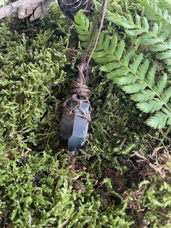Makramé halsband med stor rökkvartsspets ( Jordhealing / frid )
