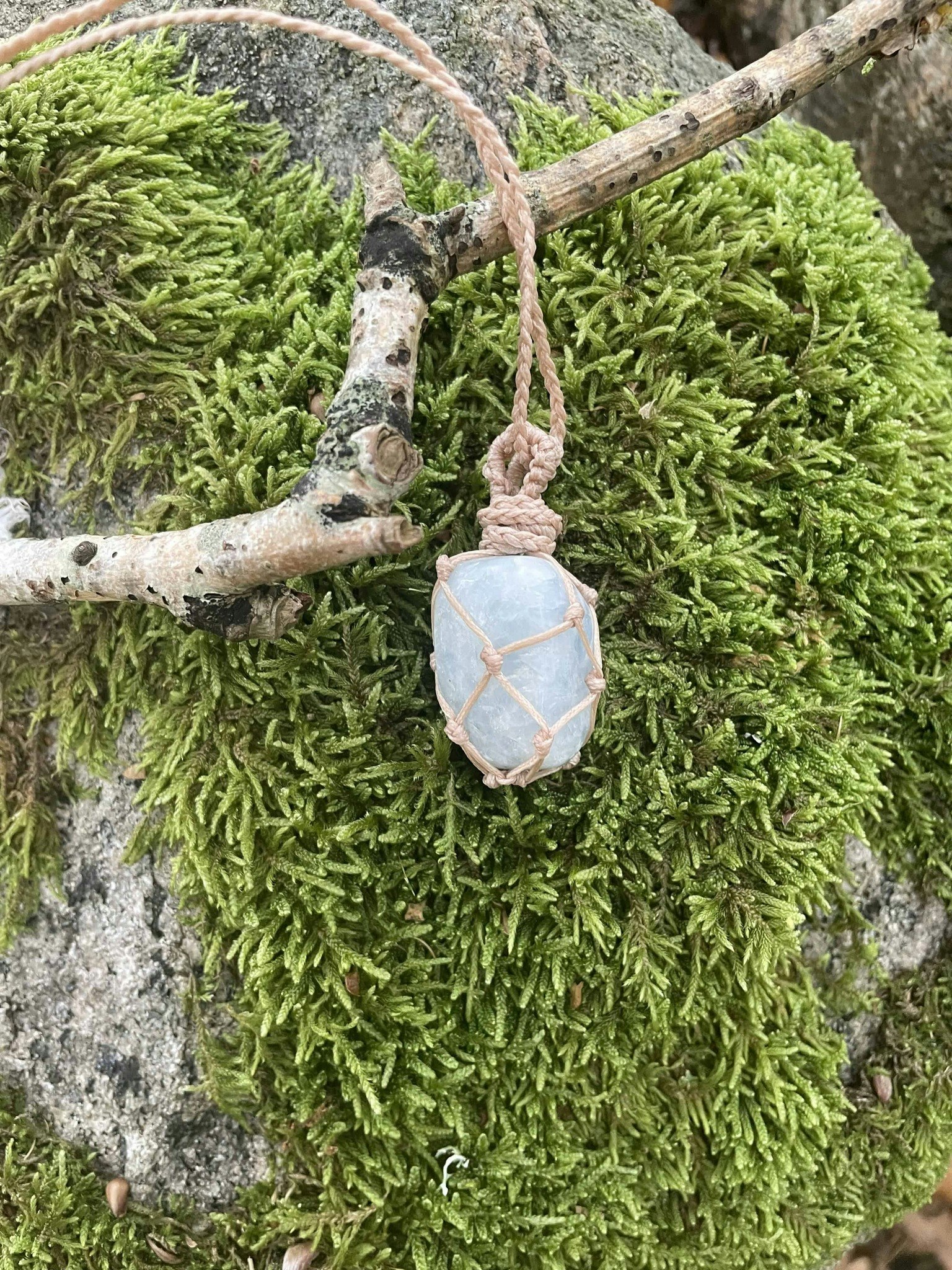 Makramé halsband med blå kalcit ( avstressande / tar bort rädslor )