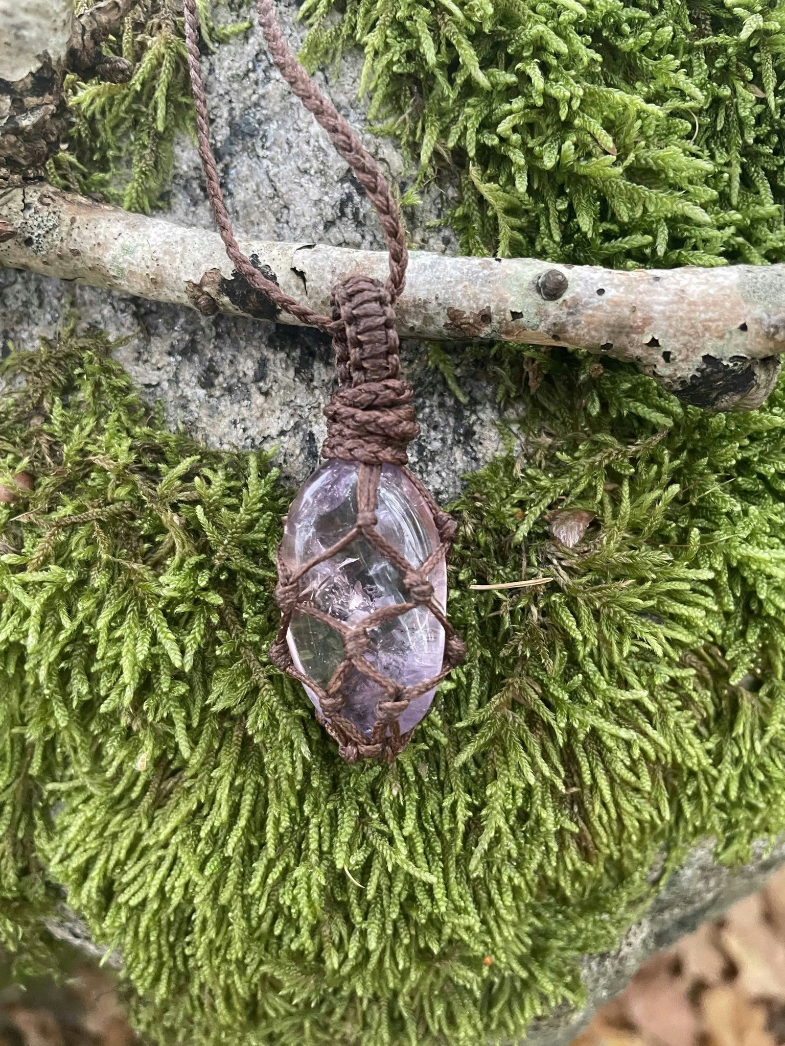Makramé halsband ametrin ( balanserar känslor / inspirerar till nya lösningar)
