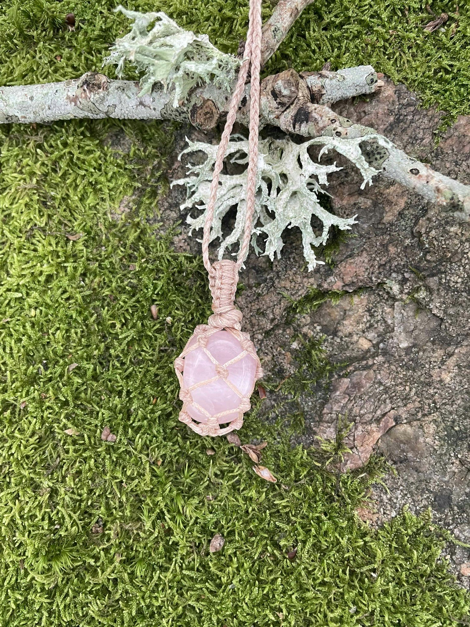 Handgjort Makramé halsband med Rosenkvarts ~ Kärlek & Omsorg