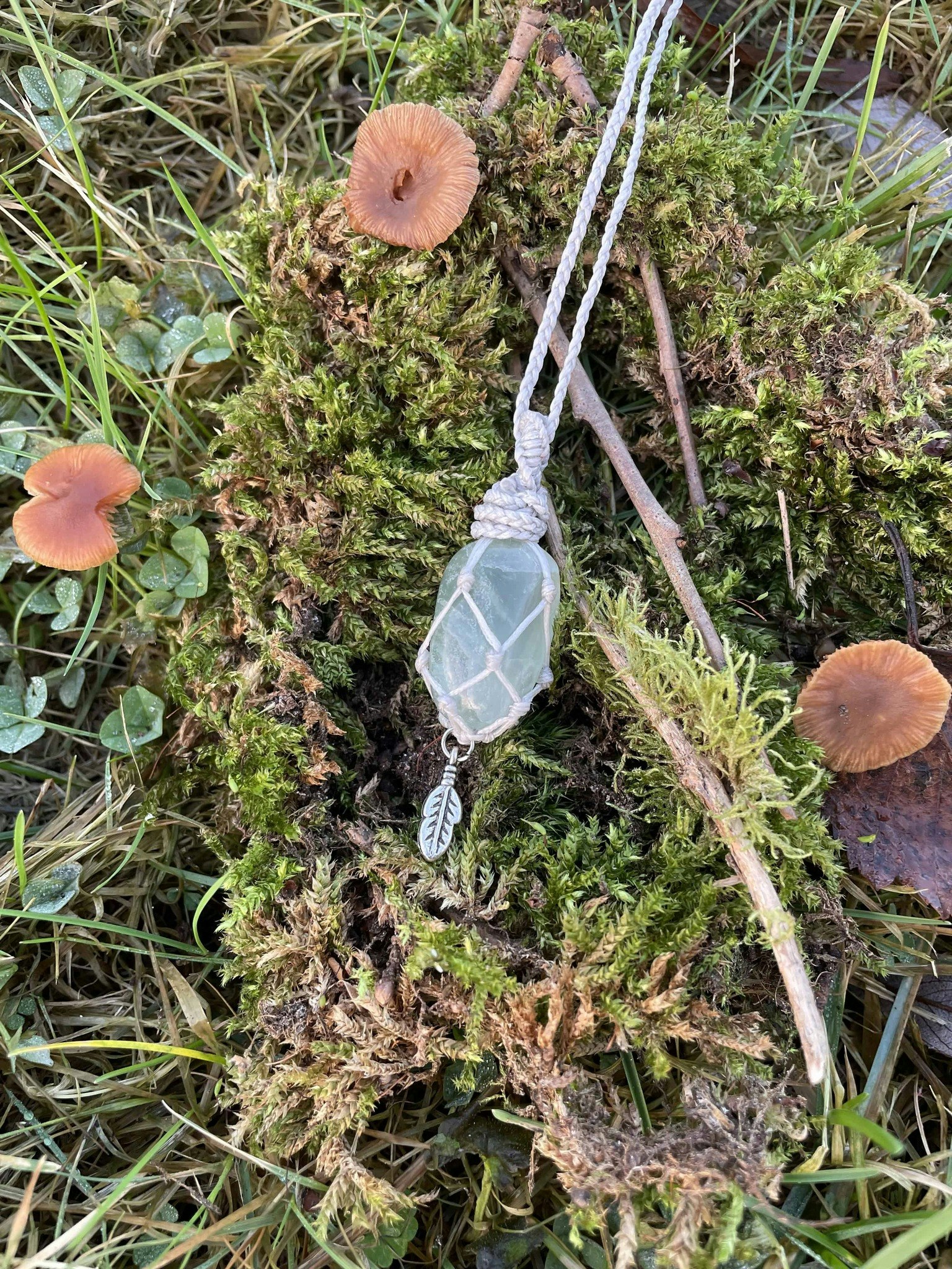 Makramé halsband med grön fluorit ( Harmoni / fokus / intuition )