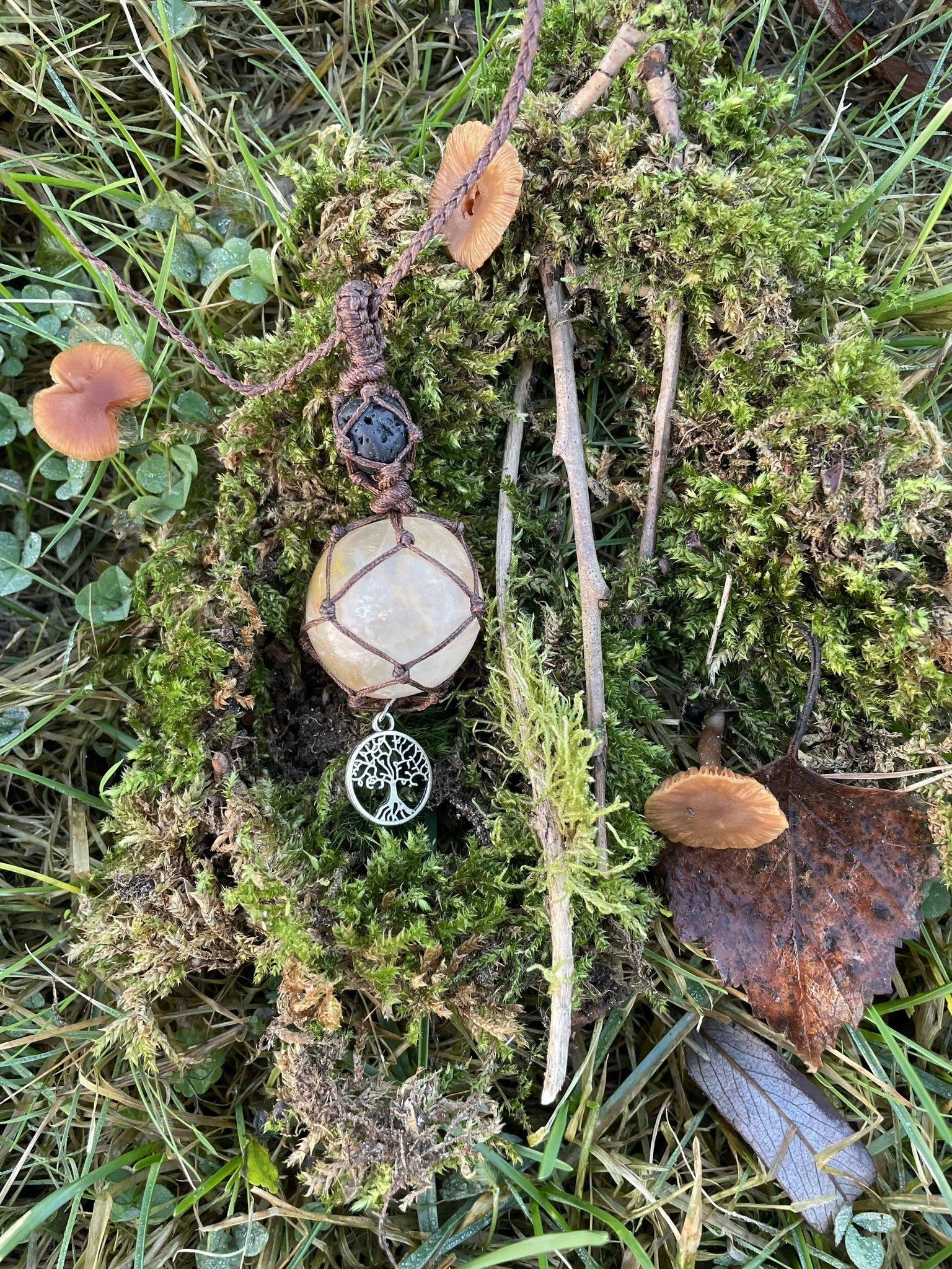 Makramé halsband med Golden healer och lavasten . Lugnar själen. Frihet från rädsla )