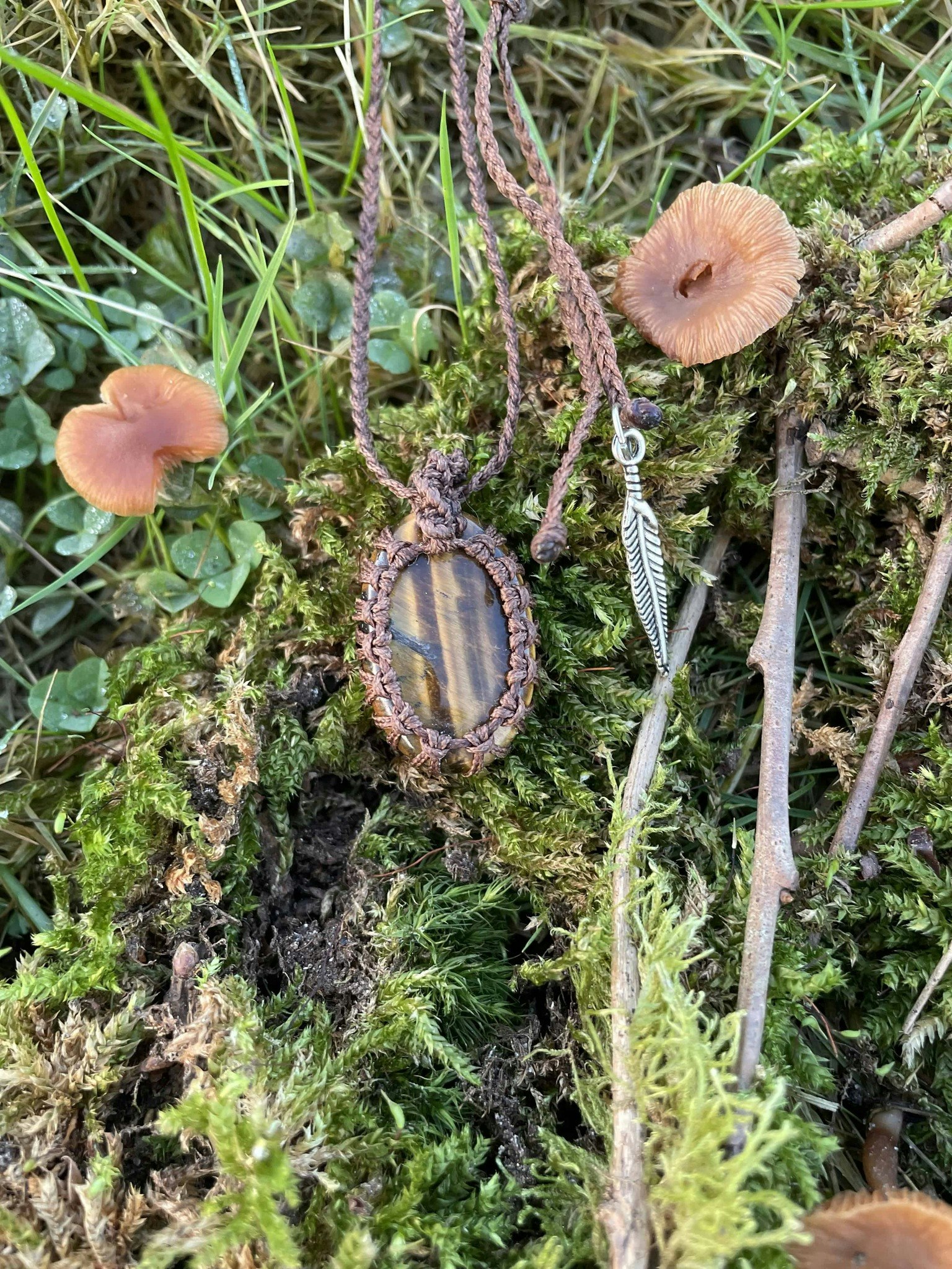 Makramé halsband med liten platt tigeröga ( Bryt gamla vanor / självförtroende )