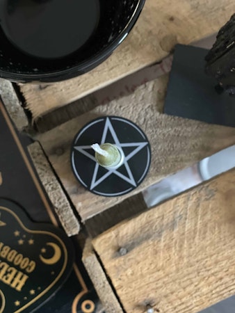 Svart ljushållare för ritualljus med pentagram