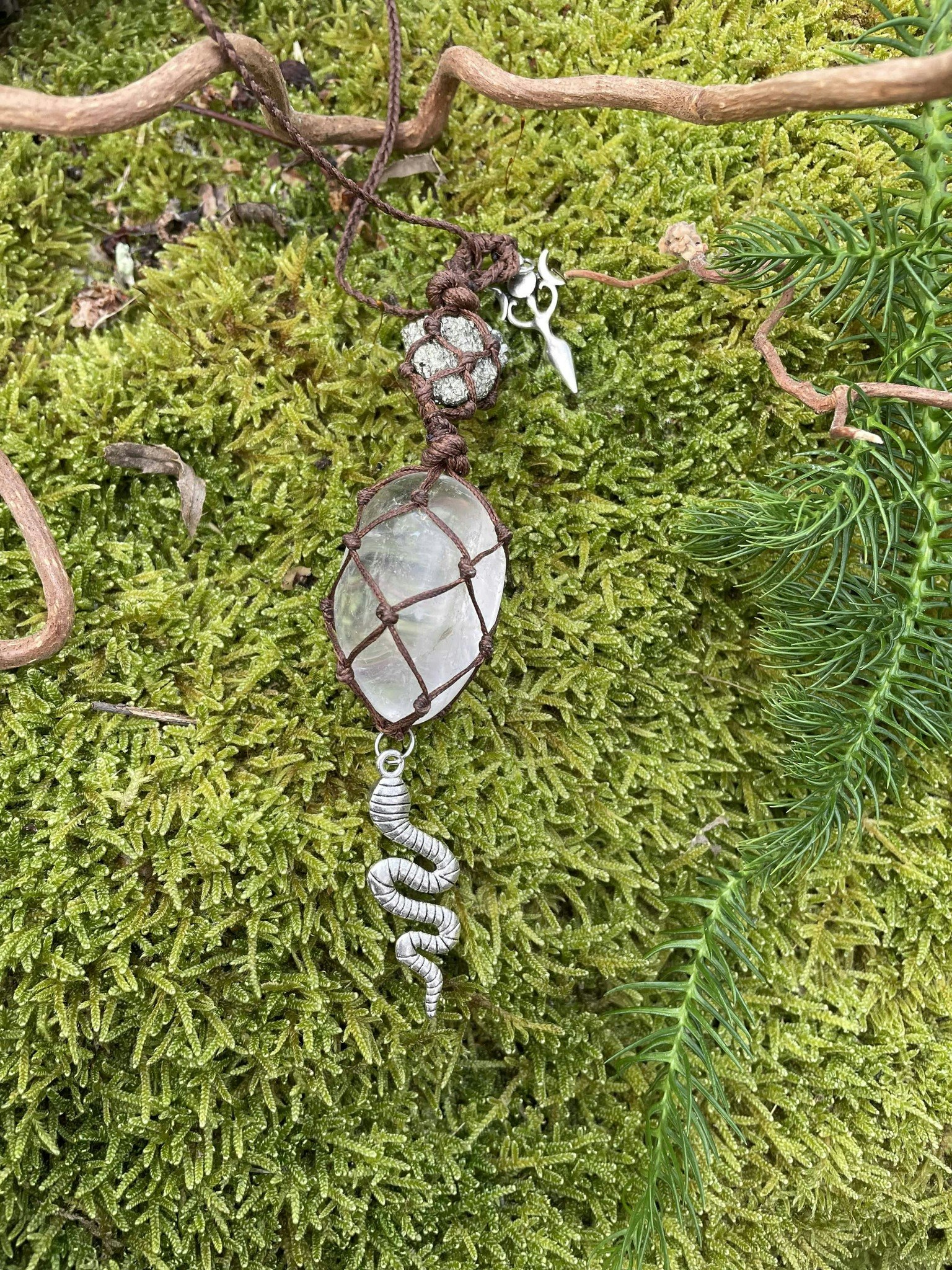 Makramé halsband Bergkristall/Pyrit ~ Överflöd. Styrka. Vakenhet
